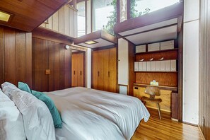 Tabla de planchar con plancha, wifi y ropa de cama 