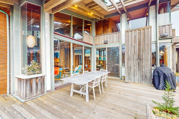 Outdoor dining - Oceanfront Elk House: Bluff View, Deck, Near beach (Elk)