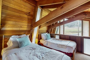 Room - Oceanfront Elk House: Bluff View, Deck, Near beach (Elk)