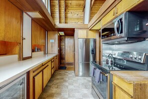 Private kitchen - Oceanfront Elk House: Bluff View, Deck, Near beach (Elk)