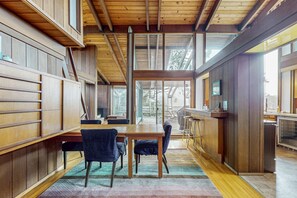 Dining - Oceanfront Elk House: Bluff View, Deck, Near beach (Elk)