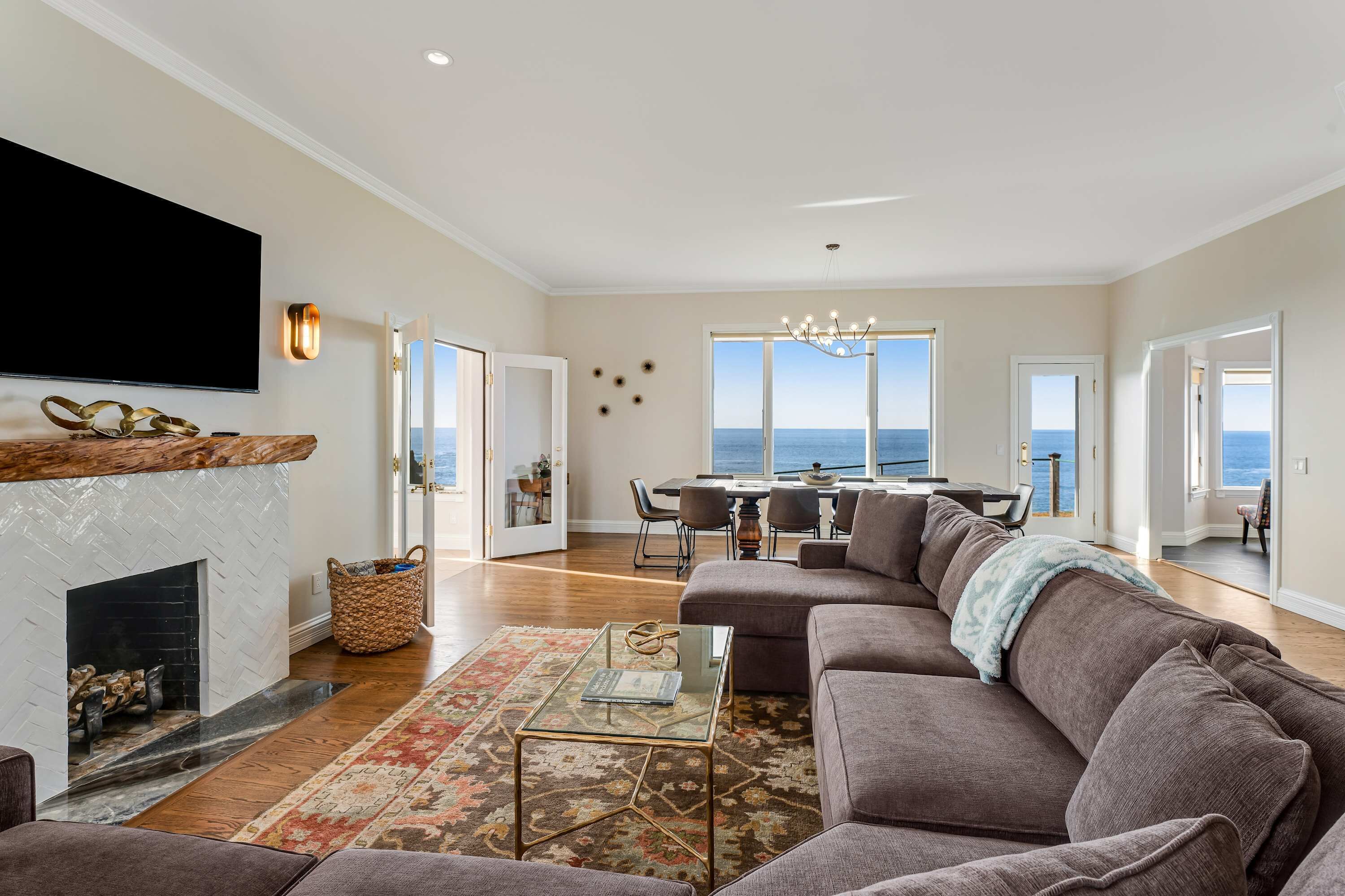 Oceantfront Estate With Luxury Kitchen & Game Room - Fort Bragg, CA