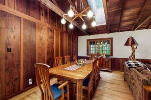 Dining - Little River Retreat- Dog Friendly with Grill (Little River)