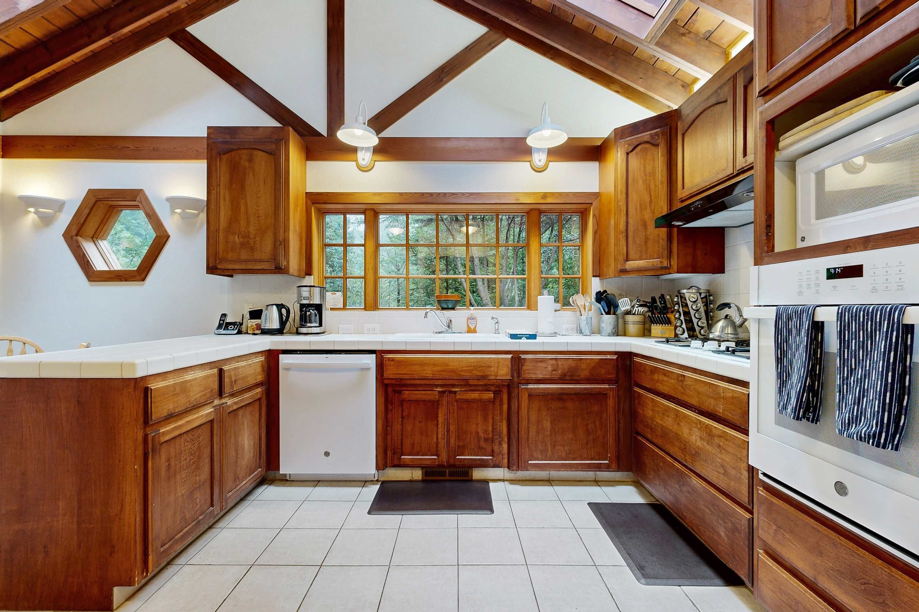 Jääkaappi, mikroaaltouuni, uuni, liesi