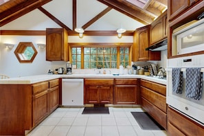 Fridge, microwave, oven, stovetop - Little River Retreat- Dog Friendly with Grill (Little River)