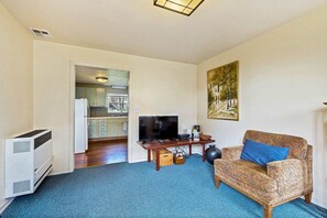 TV, DVD player - Mendocino Getaway - Ocean Views & Family Fun (Mendocino)
