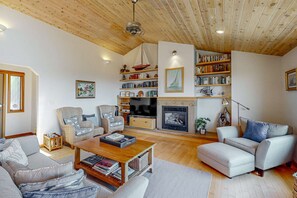 TV, fireplace, offices - Coastal Haven-Panoramic Ocean View, Hot Tub, Grill (Manchester)