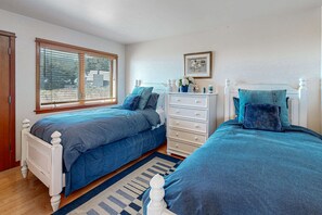 2 bedrooms, iron/ironing board, travel cot, WiFi - Coastal Haven-Panoramic Ocean View, Hot Tub, Grill (Manchester)