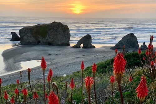Stylish House with Ocean Views, Hot Tub, Game Room