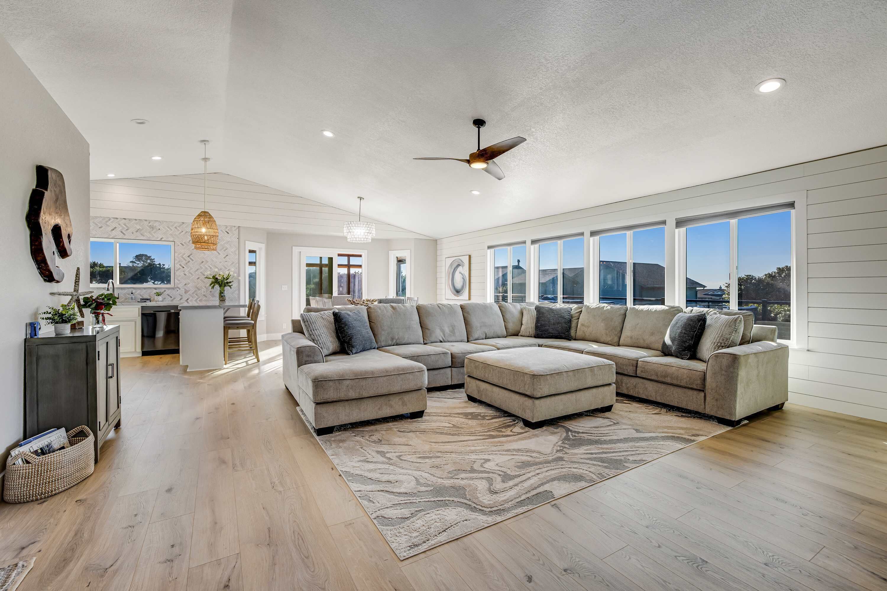 Stylish House With Ocean Views, Hot Tub, Game Room - Westport Beach, CA