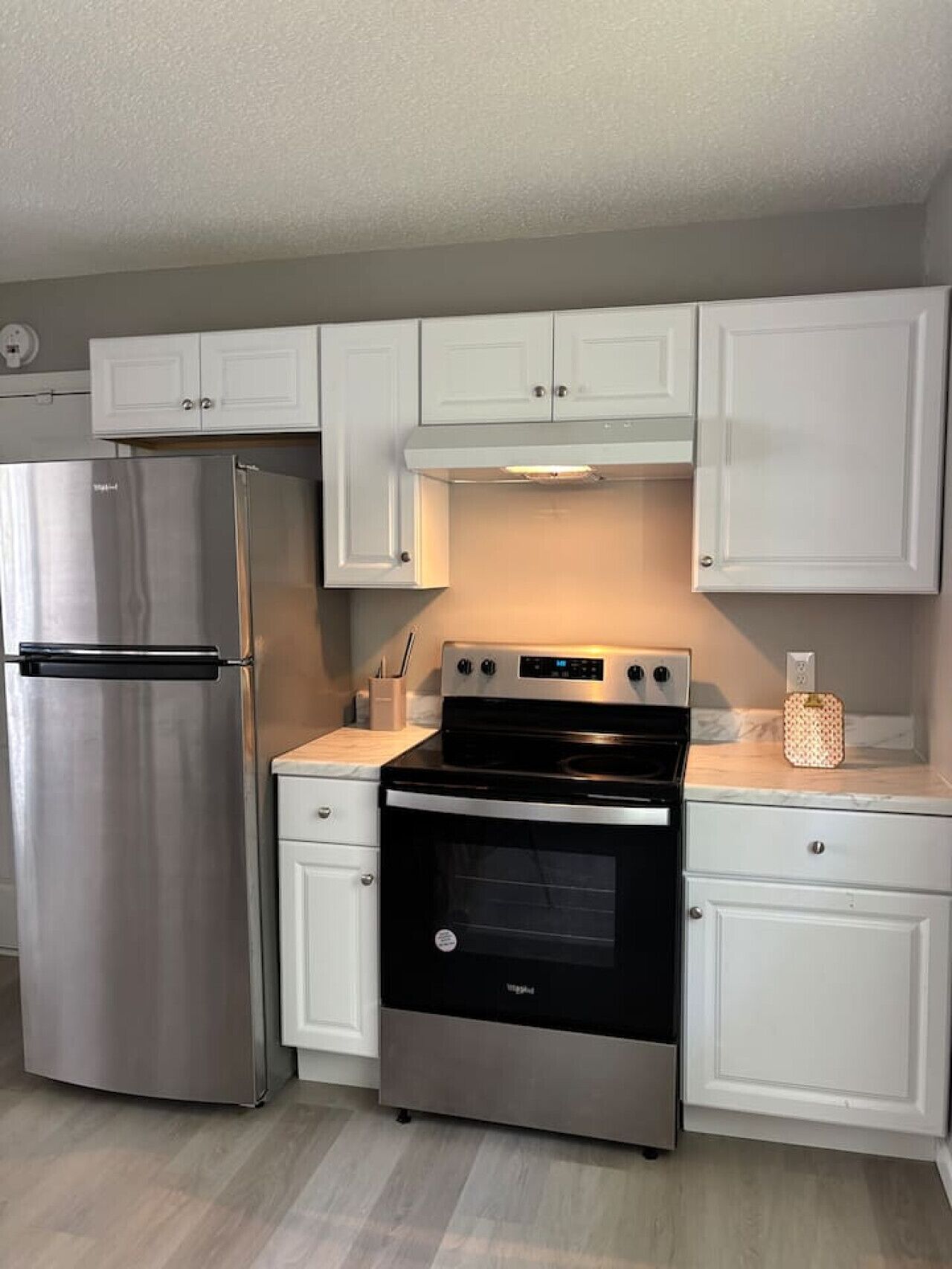 Réfrigérateur, micro-ondes, plaque de cuisson, cafetière/bouilloire