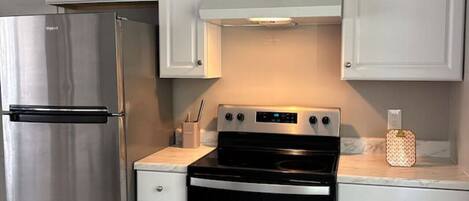 Réfrigérateur, micro-ondes, plaque de cuisson, cafetière/bouilloire
