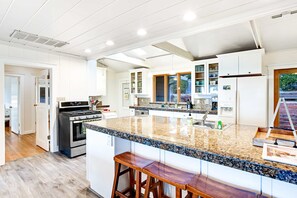 Fridge, microwave, oven, stovetop - Updated Mendocino Home - Game Room, Russian Gulch (Mendocino)