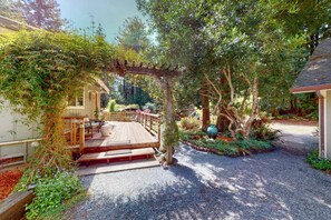 Terrace/patio - Mendocino Cozy Cabin-Large Patio, Grill & Garden (Mendocino)