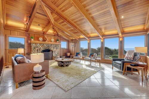 Luxe Remodeled Oceanfront Home on the Bluff