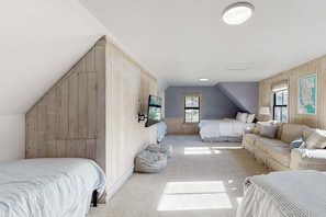 4 bedrooms, iron/ironing board, travel cot, WiFi - Prime Mendocino Retreat with Hot Tub & 2 Kitchens (Mendocino)