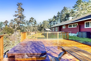 Terrace/patio - Prime Mendocino Retreat with Hot Tub & 2 Kitchens (Mendocino)