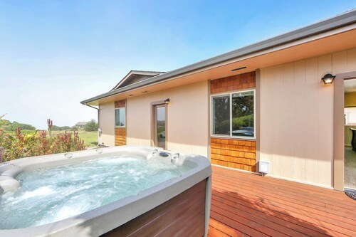 Large Luxury Home - Ocean View, Hot tub, Game Room