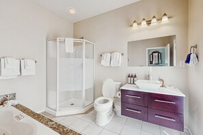 Shower, hair dryer, towels - Large Luxury Home - Ocean View, Hot tub, Game Room (Fort Bragg)