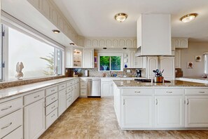 Fridge, microwave, oven, stovetop - Large Luxury Home - Ocean View, Hot tub, Game Room (Fort Bragg)