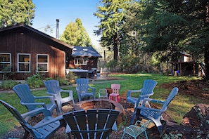 Property grounds - Tree-lined Home with Hot Tub, Firepit & Large Yard (Fort Bragg)