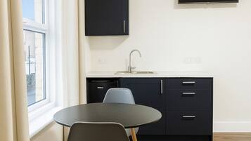 Deluxe-Doppelzimmer, eigenes Bad | Essbereich im Zimmer