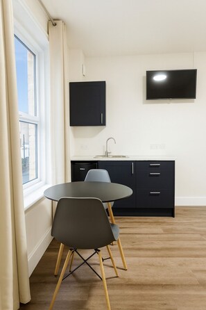 Deluxe Double Room, Private Bathroom | In-room dining