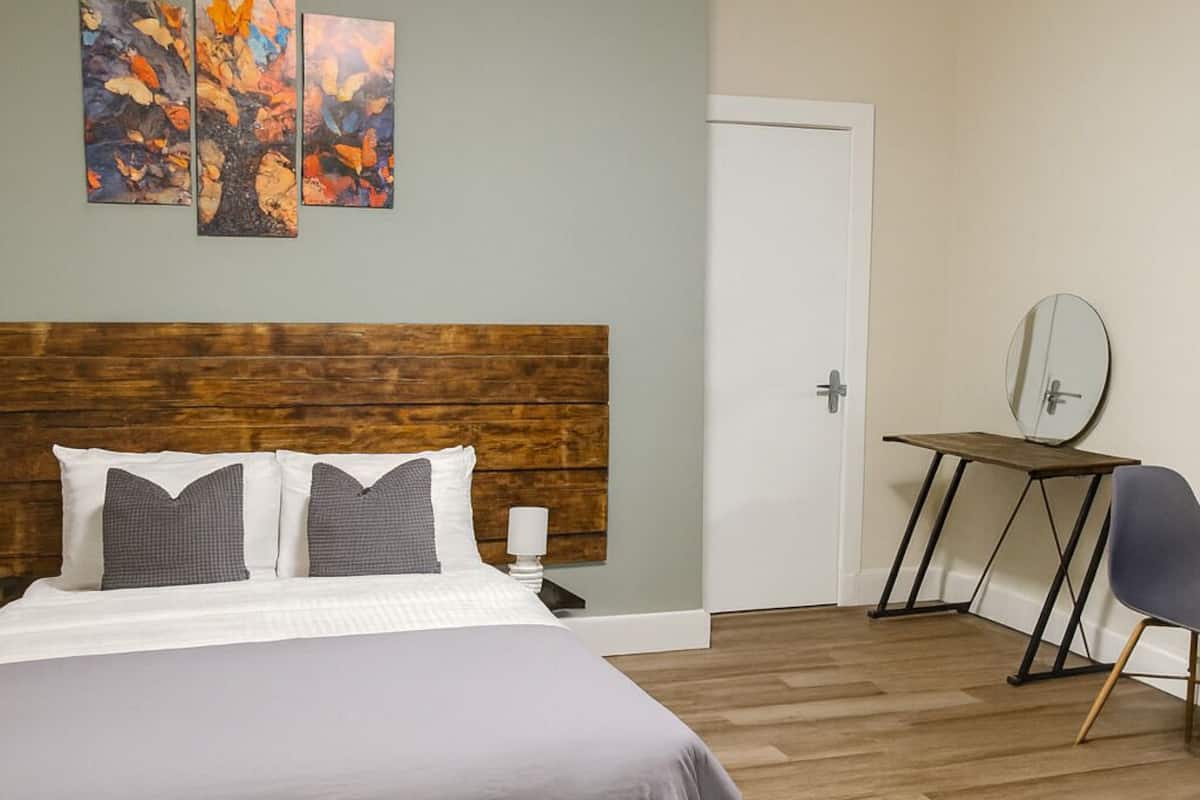 مكتب ومساحة عمل للكمبيوتر المحمول وواي فاي مجانًا