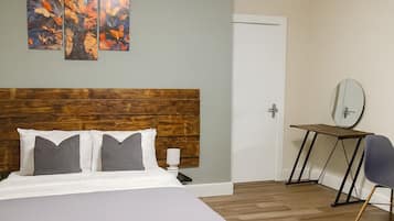 Deluxe-Doppelzimmer, eigenes Bad | Schreibtisch, laptopgeeigneter Arbeitsplatz, kostenloses WLAN