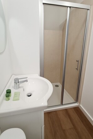 Superior tweepersoonskamer, 1 tweepersoonsbed, privébadkamer | Badkamer | Een douche, gratis toiletartikelen, handdoeken, zeep