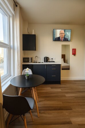 Deluxe Double Room, 1 Double Bed, Private Bathroom, City View | In-room dining - City Stays Norwich (Norwich)