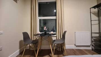 Habitación doble, 1 cama matrimonial, baño privado | Servicio a la habitación