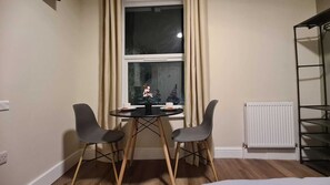 Tweepersoonskamer, 1 tweepersoonsbed, privébadkamer | Dineren op de kamer