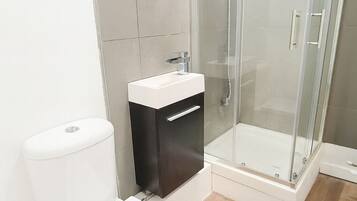 Deluxe-Doppelzimmer, eigenes Bad | Badezimmer | Dusche, kostenlose Toilettenartikel, Handtücher, Seife