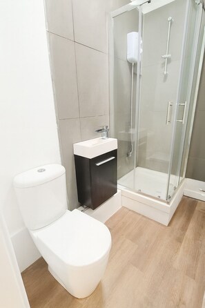 غرفة ديلوكس مزدوجة - بحمام خاص | حمام | تجهيزات دش، مستلزمات مجانية للعناية الشخصية، مناشف، صابون