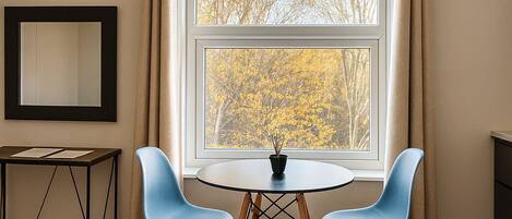 Deluxe Double Room, 1 Double Bed, Private Bathroom, City View | In-room dining