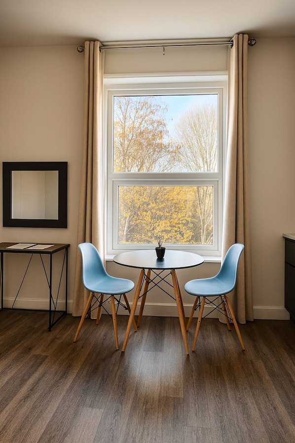 Doppia Deluxe, 1 letto matrimoniale, bagno privato, vista città | Pasti in camera