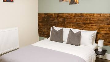 Deluxe-Doppelzimmer, eigenes Bad | Schreibtisch, laptopgeeigneter Arbeitsplatz, kostenloses WLAN