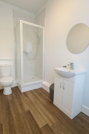 Deluxe Double Room, 1 Double Bed, Private Bathroom, City View | Bathroom - City Stays Norwich (Norwich)