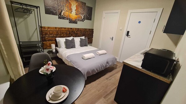 Double Room, 1 Double Bed, Private Bathroom | Desk, laptop workspace, free WiFi - City Stays Norwich (Norwich)