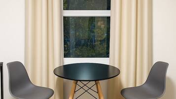 Deluxe-Doppelzimmer, eigenes Bad | Essbereich im Zimmer