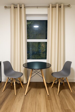 غرفة ديلوكس مزدوجة - بحمام خاص | تناول الطعام داخل الغرفة