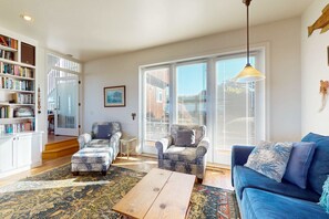 TV, table football, offices - Gorgeous Waterfront home with easy Beach Access (Fort Bragg)