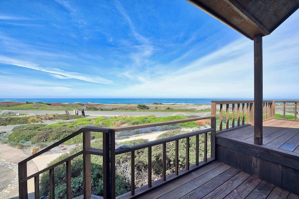 Property grounds - Gorgeous Waterfront home with easy Beach Access (Fort Bragg)