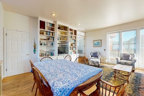 Interior - Gorgeous Waterfront home with easy Beach Access (Fort Bragg)