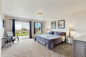 Tabla de planchar con plancha, cuna de viaje, wifi y ropa de cama 