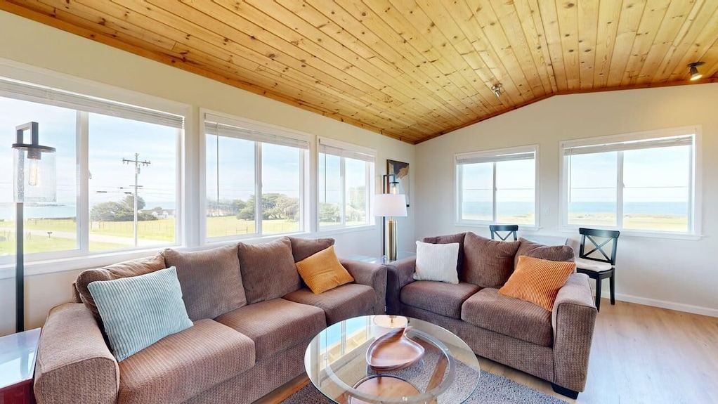 Dog Friendly Oceanfront Home With Hot Tub & Views - Fort Bragg, CA
