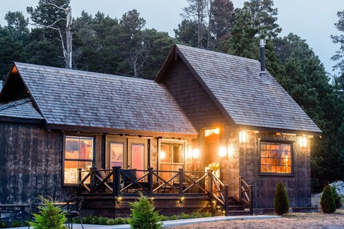 Cozy Oceanfront European Cottage-Deck & Fire Pit