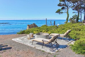 Terrace/patio - Cozy Oceanfront European Cottage-Deck & Fire Pit (Fort Bragg)