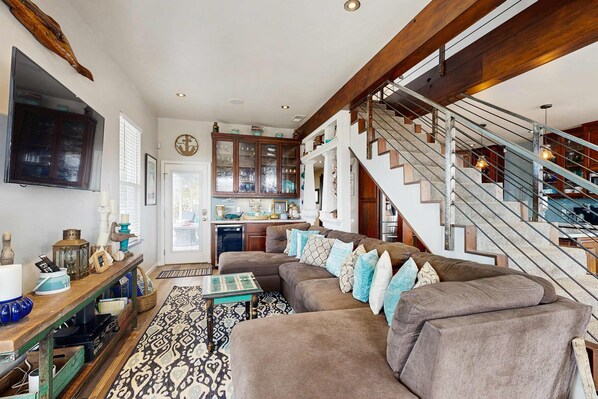 Téléviseur, chaîne audio, bureau